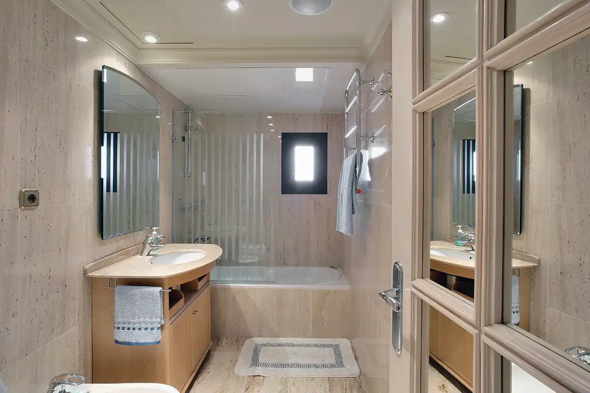 Badezimmer von Erdgeschoss zur Miete in Marbella mit Klimaanlage, Terrasse und Schwimmbad