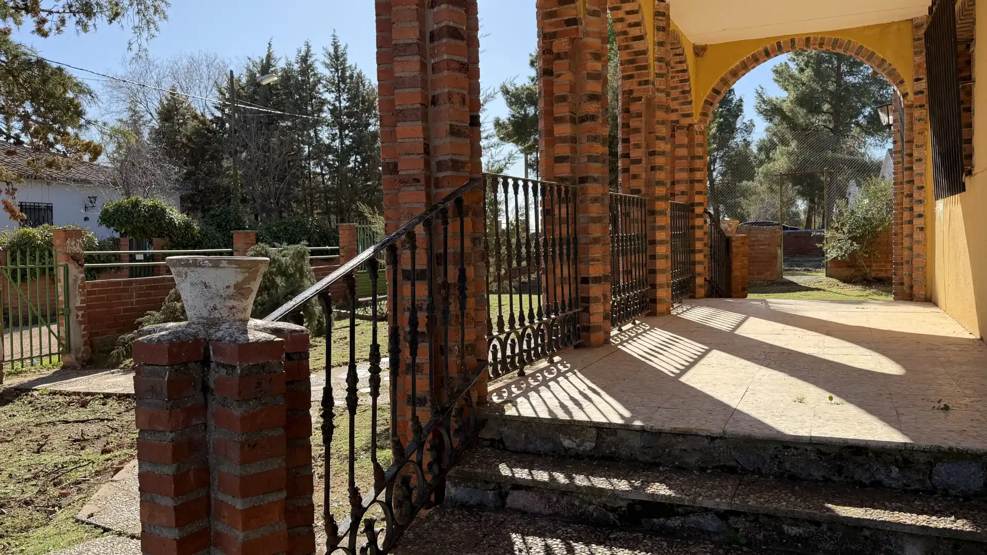 Vista exterior de Casa o chalet en venta en Villafranca de los Caballeros con Jardín privado, Terraza y Amueblado
