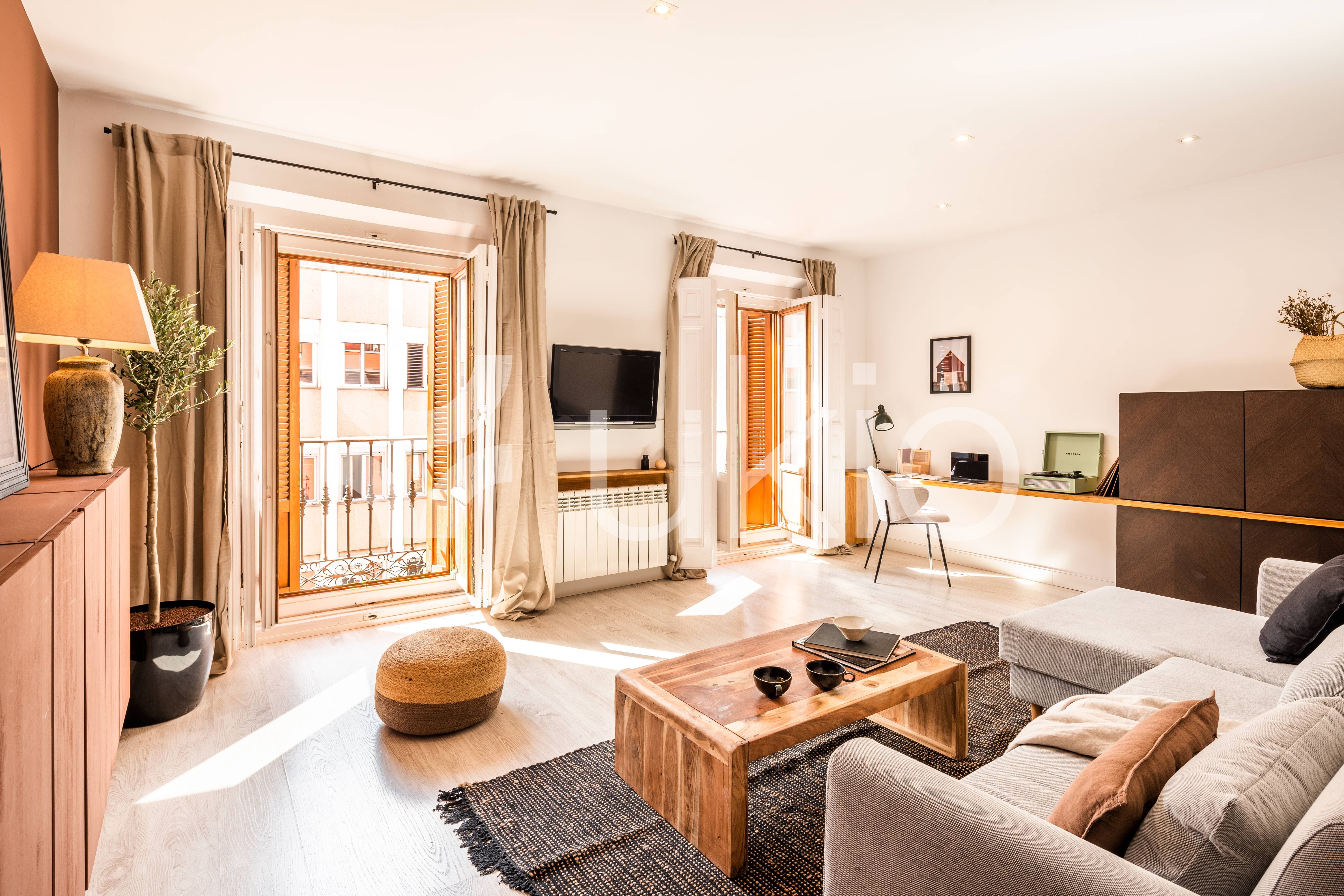 Sala d'estar de Apartament de lloguer en  Madrid Capital amb Aire condicionat, Calefacció i Moblat
