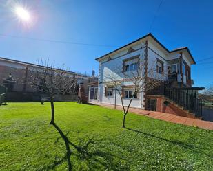 Vista exterior de Casa o xalet en venda en Santa María de Cayón amb Calefacció, Jardí privat i Terrassa