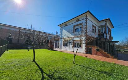 Vista exterior de Casa o xalet en venda en Santa María de Cayón amb Terrassa