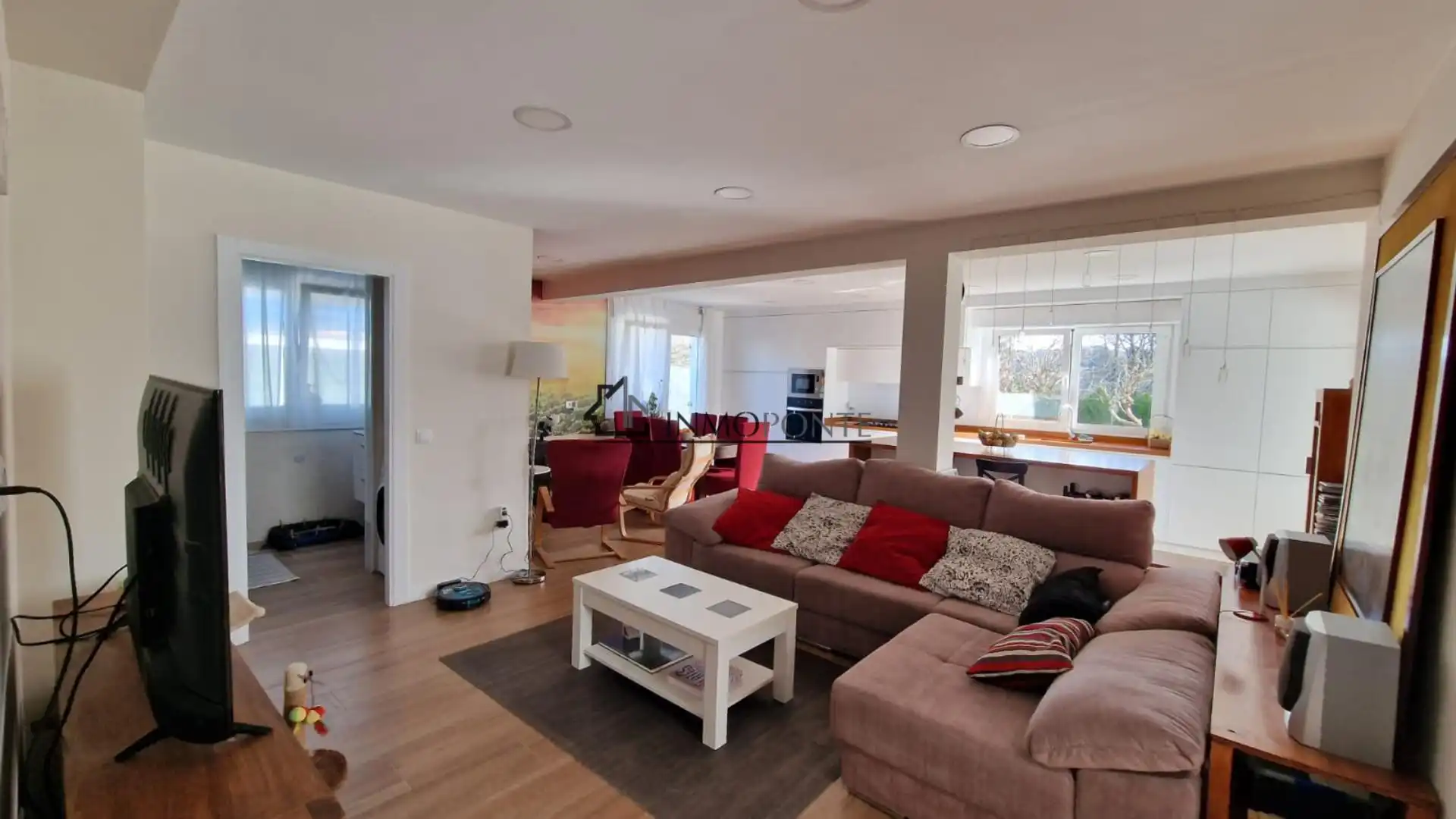 Sala d'estar de Casa o xalet en venda en Pontevedra Capital  amb Jardí privat