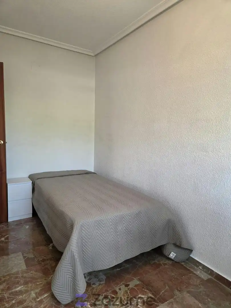 Habitación de Piso de alquiler en Jaén con Jardín privado, Piscina y Amueblado