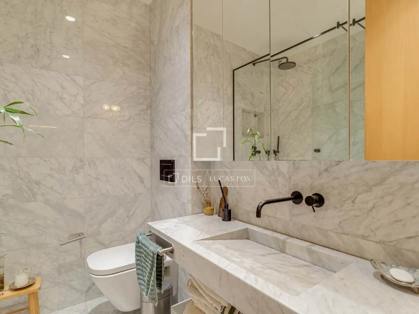 Badezimmer von Wohnung zum Verkauf in Barcelona mit Klimaanlage, Heizung und Parkett