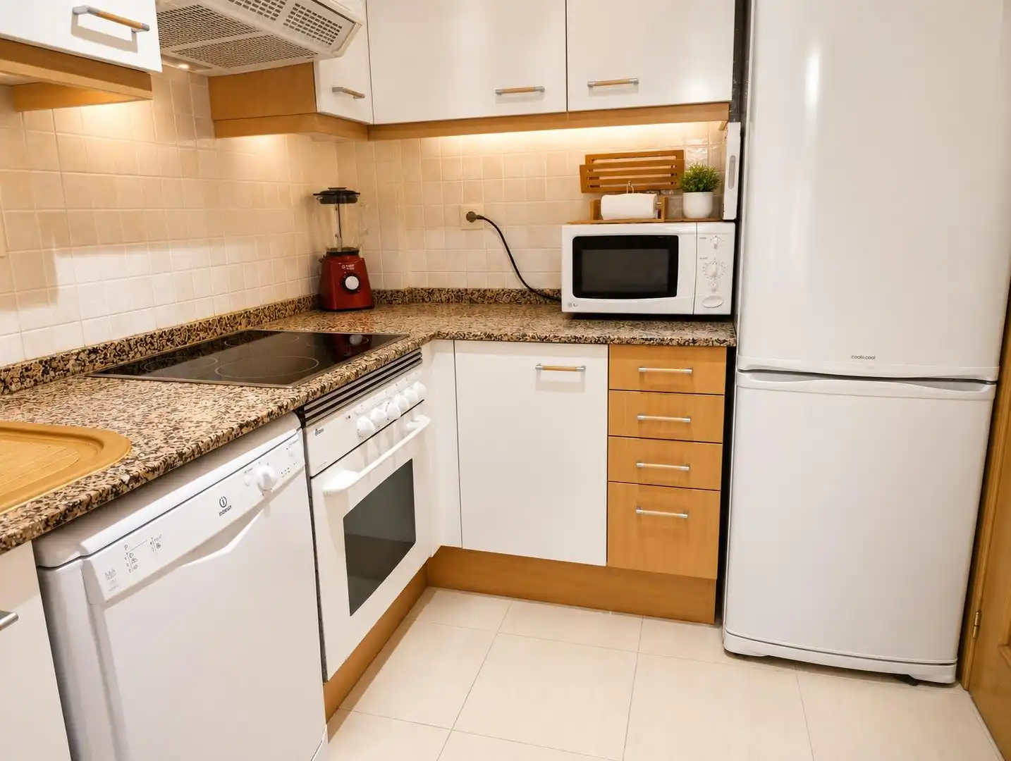 Cuina de Apartament de lloguer en Dénia amb Aire condicionat, Calefacció i Jardí privat