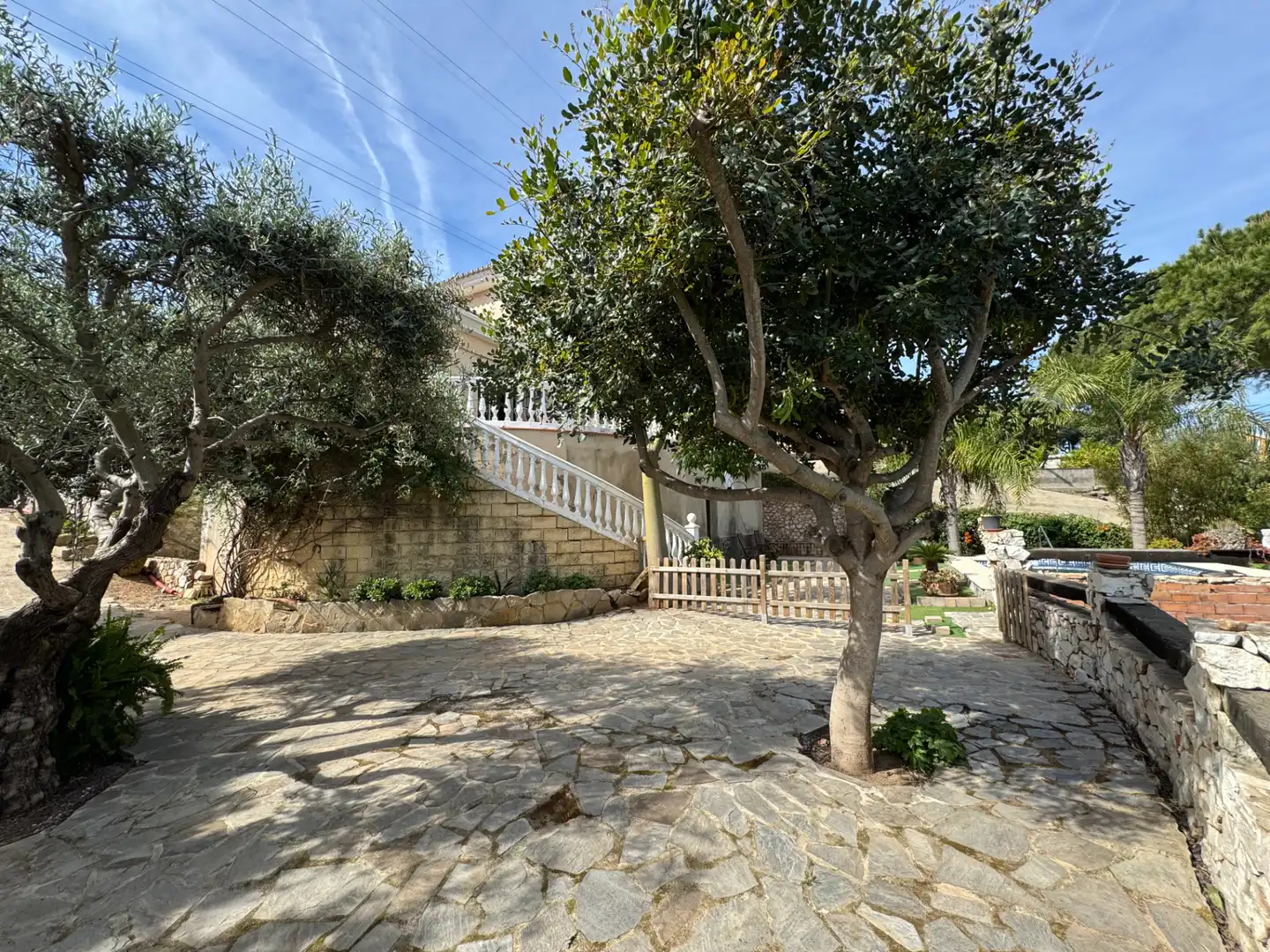Vista exterior de Casa o xalet en venda en Alhaurín de la Torre amb Aire condicionat, Calefacció i Jardí privat