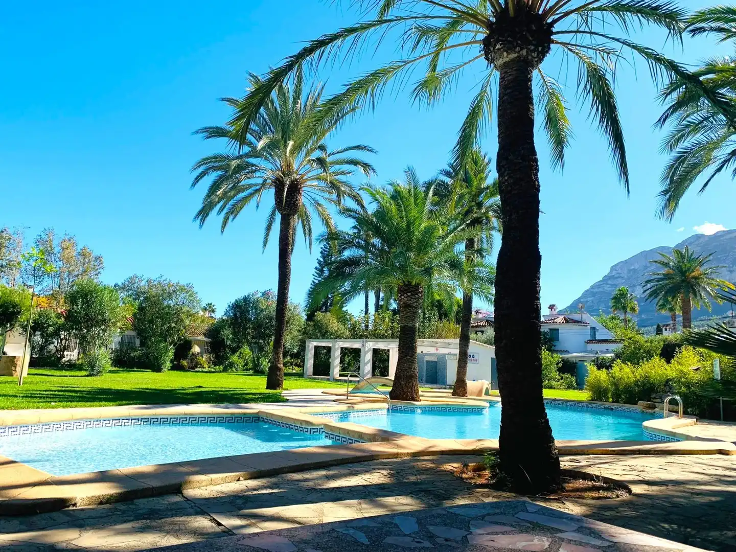 Schwimmbecken von Einfamilien-Reihenhaus zum Verkauf in Dénia mit Klimaanlage, Privatgarten und Terrasse