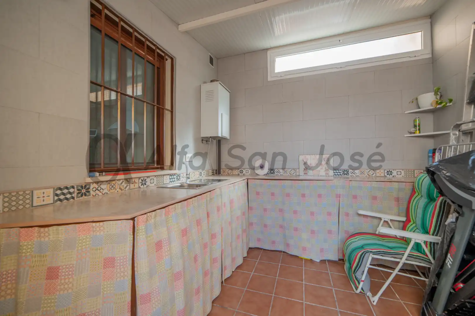 Cuina de Casa adosada en venda en La Rinconada amb Aire condicionat i Moblat