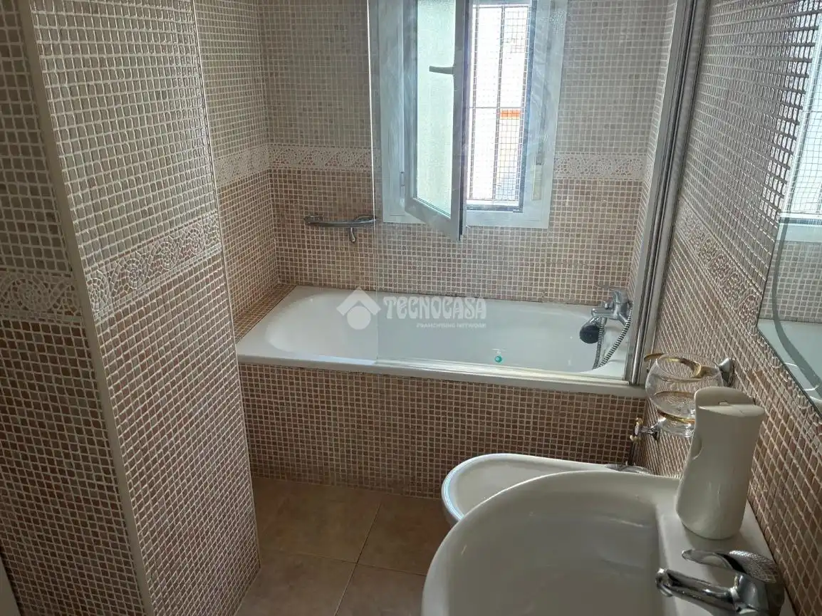 Baño de Ático de alquiler en Sevilla con Aire acondicionado, Terraza y Piscina
