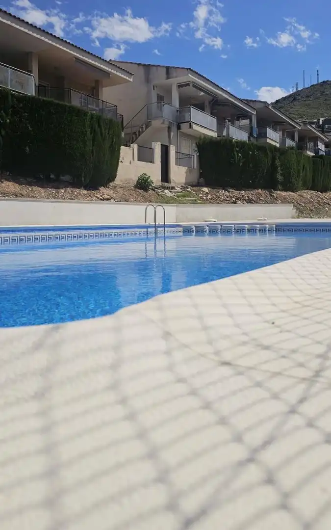 Schwimmbecken von Einfamilien-Reihenhaus zum Verkauf in Chiva mit Heizung, Abstellraum und Balkon