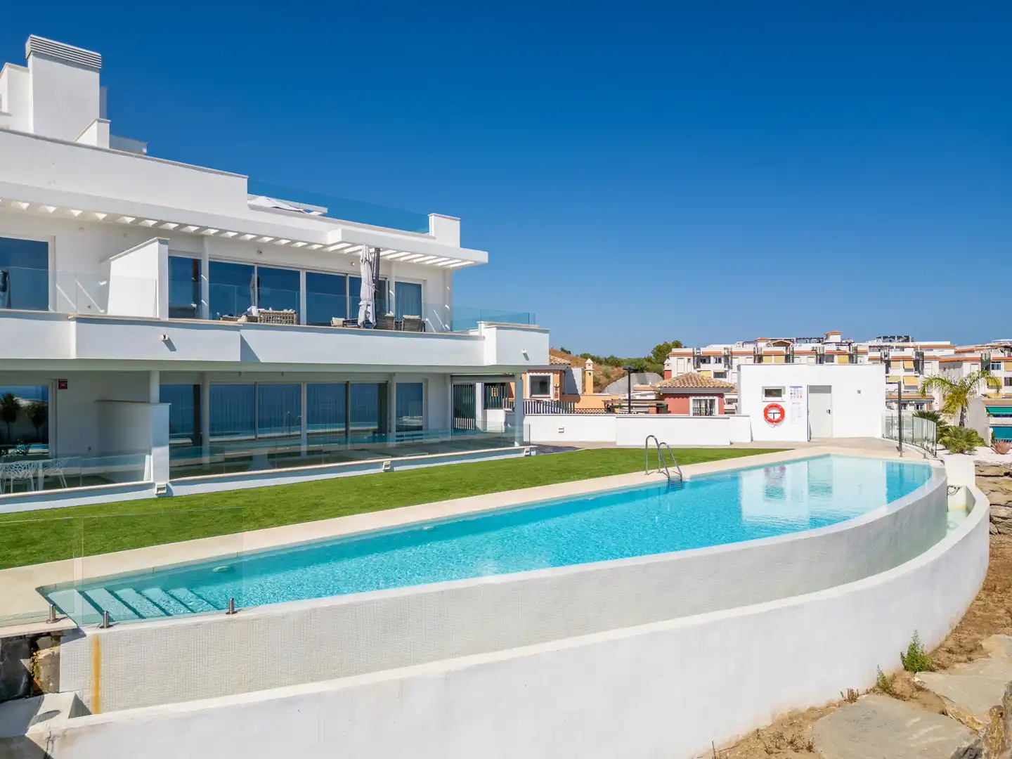 Außenansicht von Wohnungen zur Miete in Benalmádena mit Klimaanlage, Terrasse und Schwimmbad
