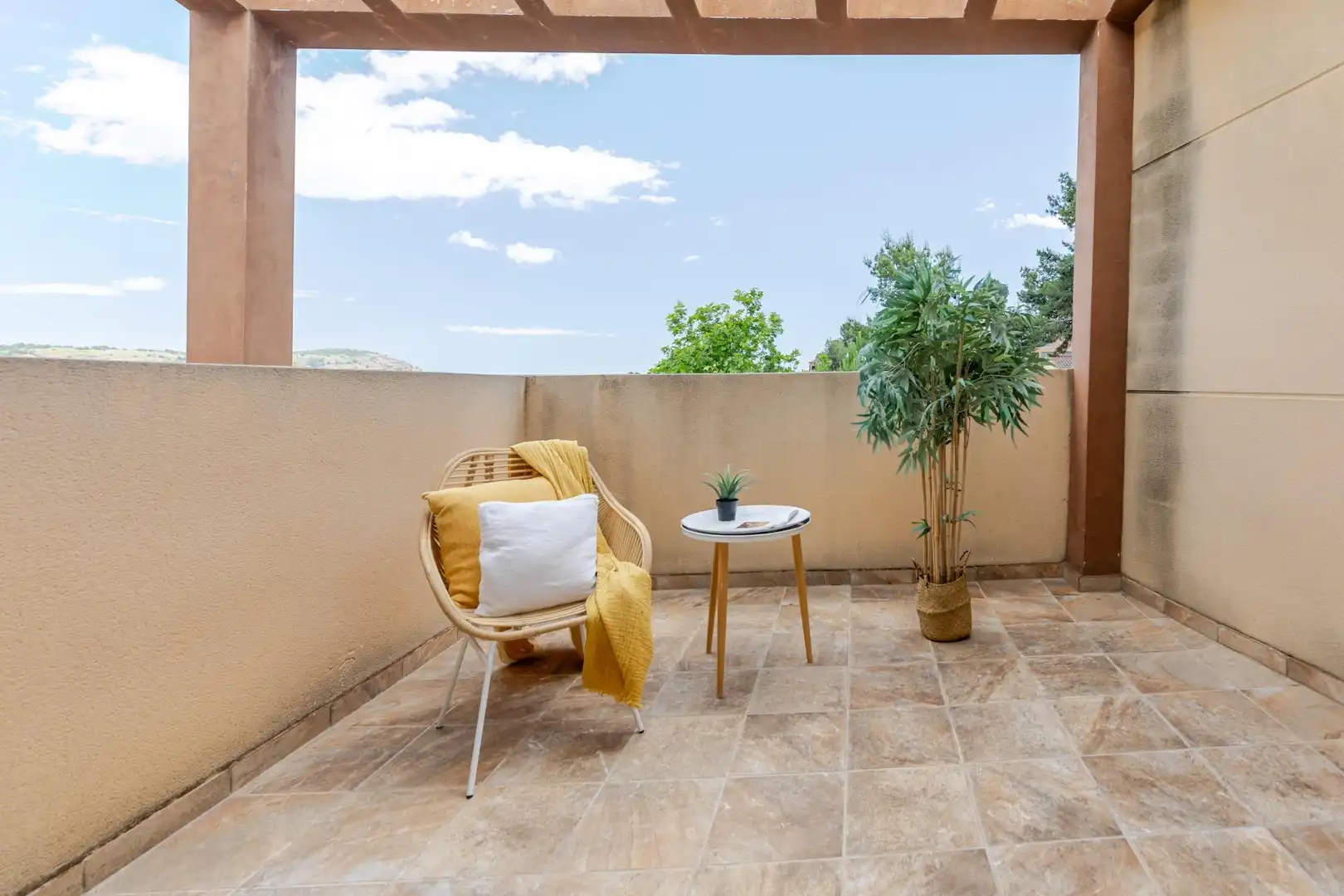 Terrasse von Einfamilien-Reihenhaus zum Verkauf in Gilet mit Terrasse, Abstellraum und Balkon