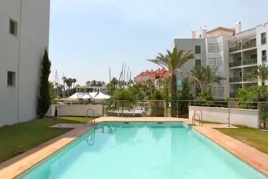 Schwimmbecken von Wohnungen zur Miete in Sotogrande mit Klimaanlage, Heizung und Terrasse