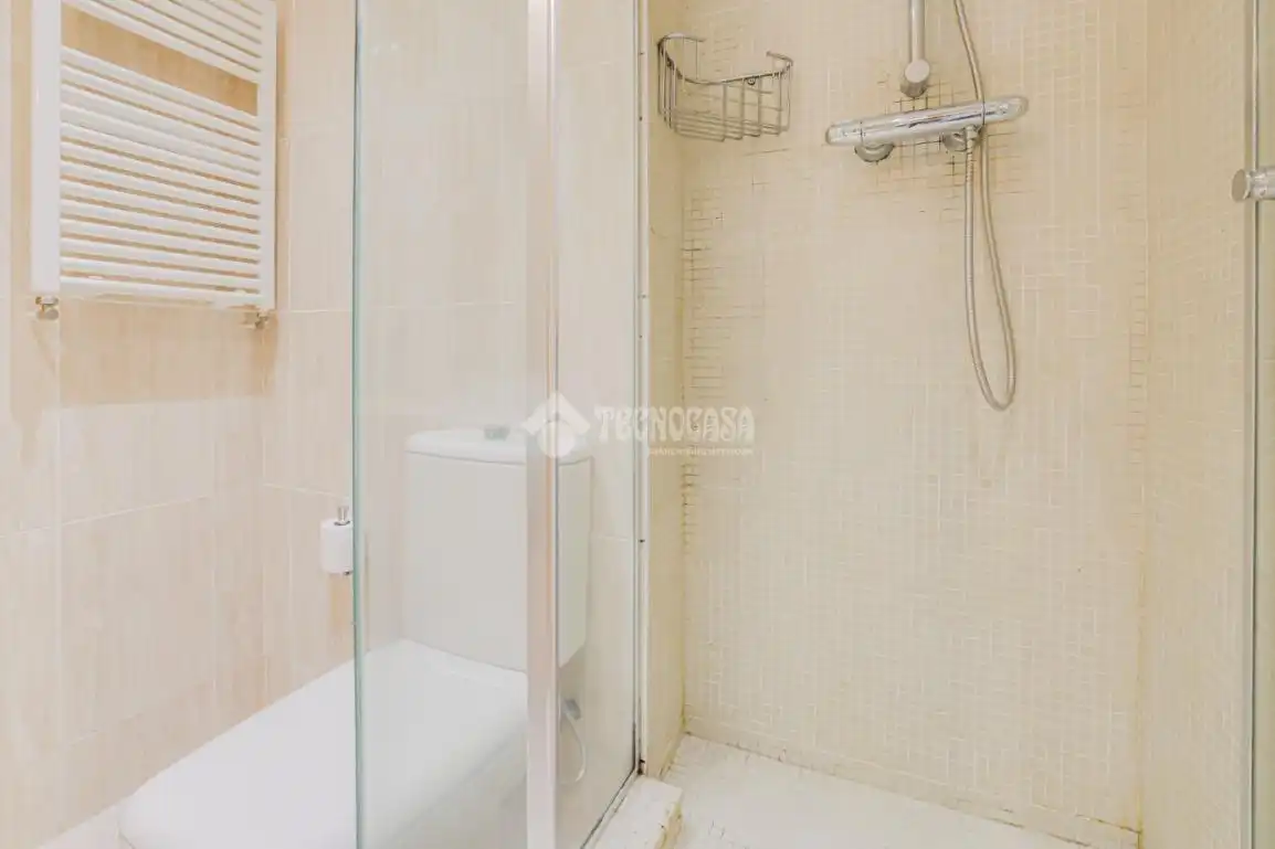 Baño de Piso en venta en Barcelona con Calefacción y Balcón