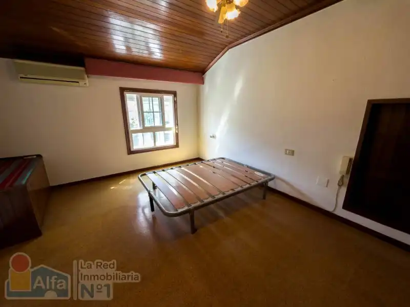Habitación de Casa adosada en venta en Vigo  con Calefacción, Jardín privado y Amueblado