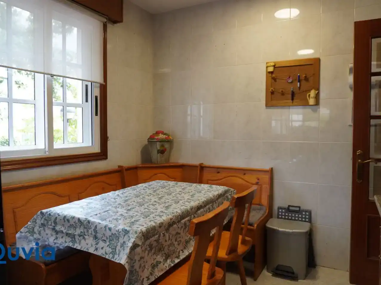 Menjador de Pis per a compartir en Oleiros amb Jardí privat, Parquet i Traster