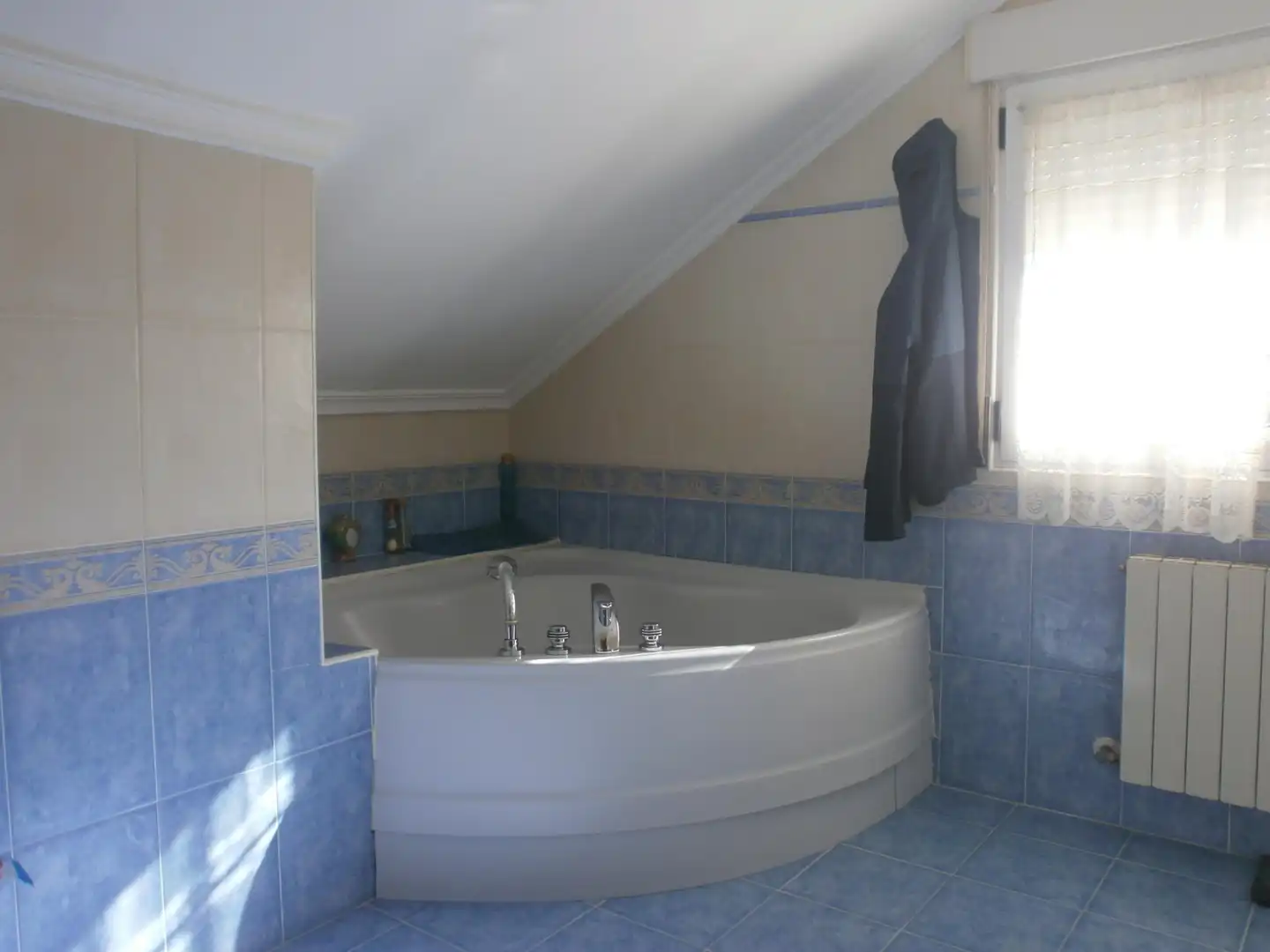 Bany de Casa o xalet en venda en La Lastrilla  amb Calefacció, Jardí privat i Terrassa