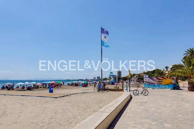 Vista exterior de Casa o chalet en venta en San Pedro del Pinatar con Aire acondicionado, Calefacción y Jardín privado