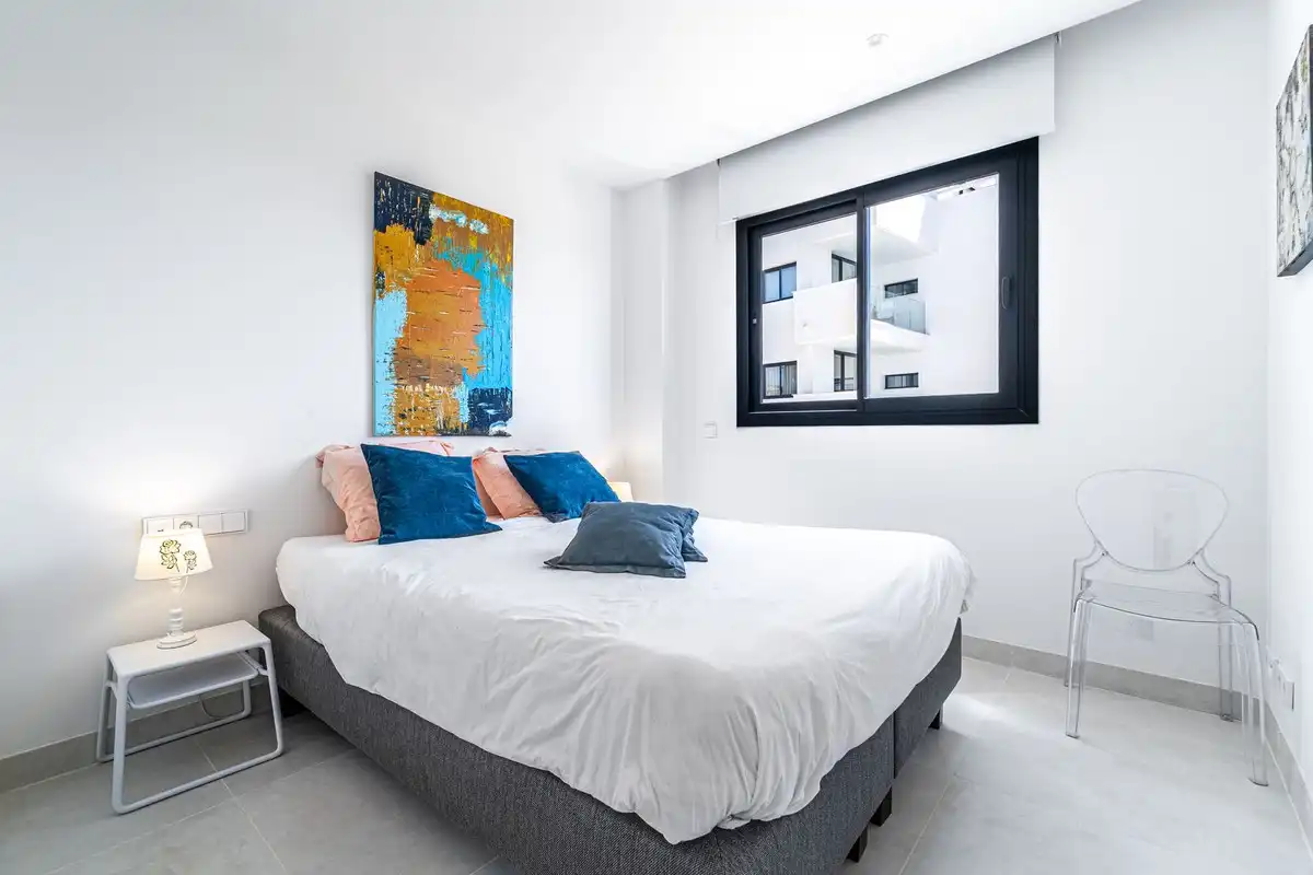 Habitación de Apartamento en venta en Fuengirola con Aire acondicionado, Trastero y Piscina comunitaria