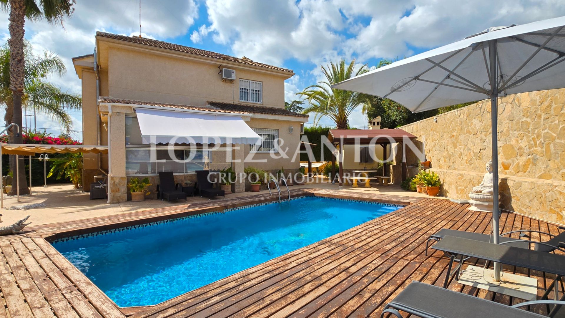 Exterior view of House or chalet for sale in L'Eliana  with Air Conditioner, Heating and Private garden