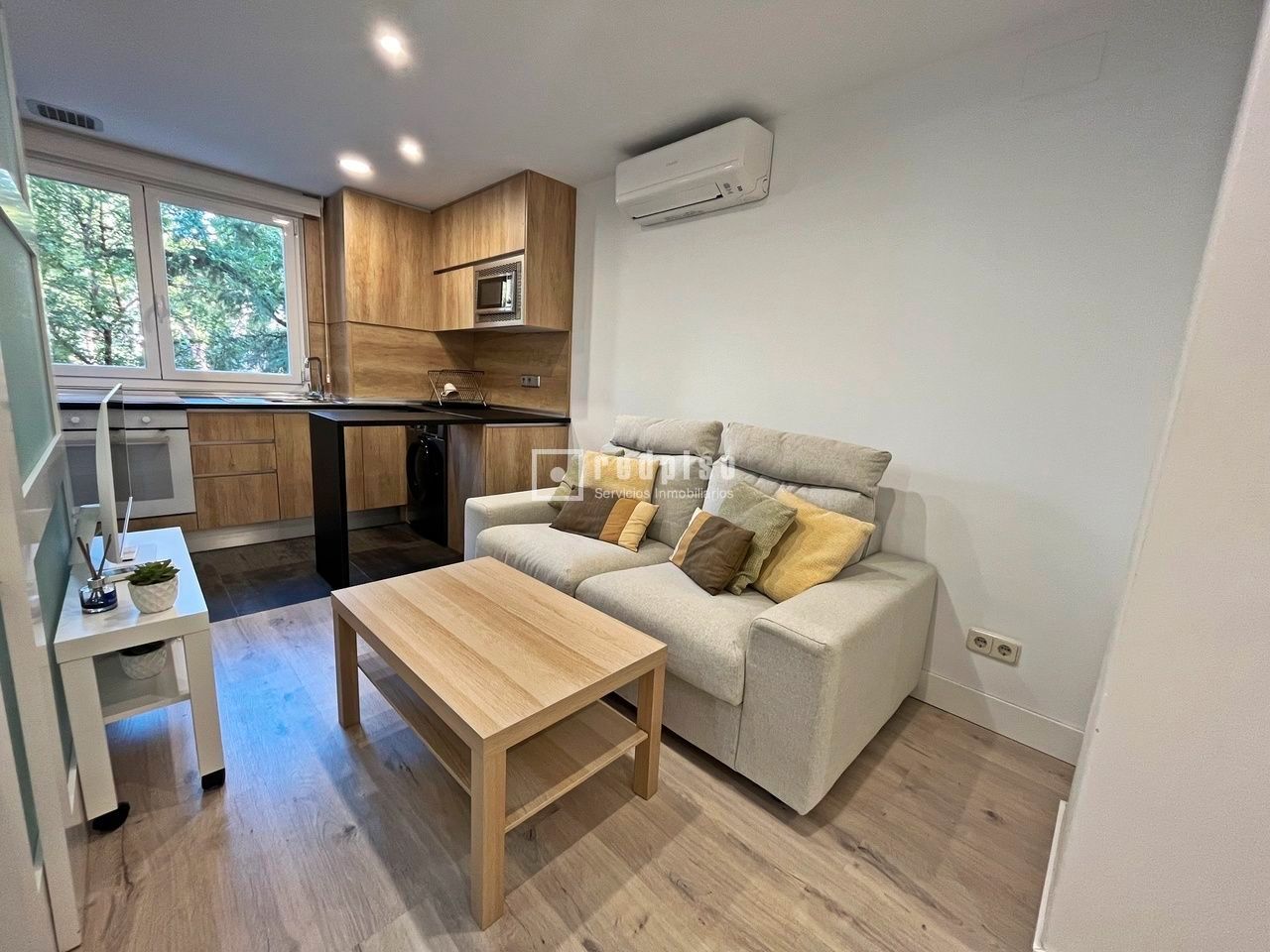 Living room of Flat to rent in  Madrid Capital  with Air Conditioner, Heating and Swimming Pool