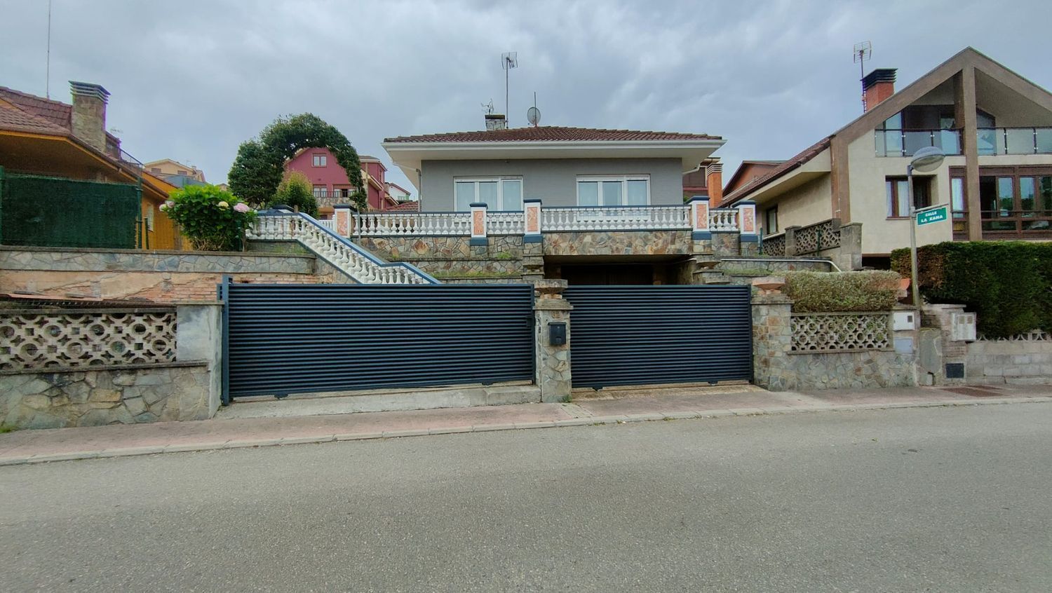 Vista exterior de Casa o xalet en venda en Carreño amb Calefacció, Terrassa i Traster