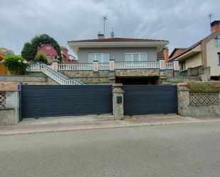 Vista exterior de Casa o xalet en venda en Carreño amb Calefacció, Terrassa i Traster