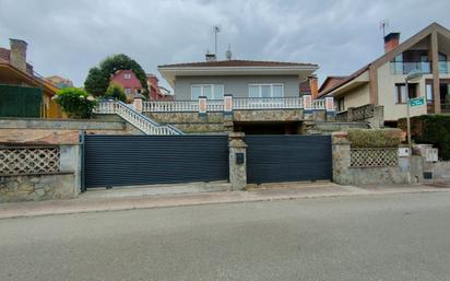 Vista exterior de Casa o xalet en venda en Carreño amb Calefacció, Terrassa i Traster