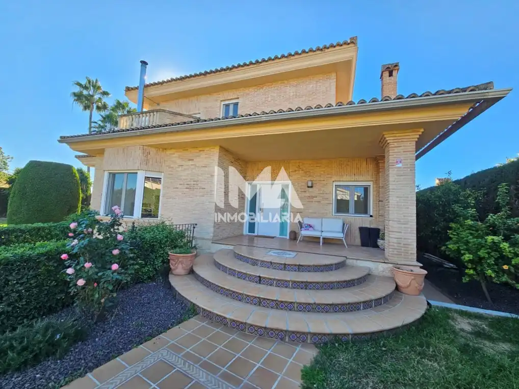 Vista exterior de Casa o xalet en venda en L'Eliana amb Aire condicionat, Calefacció i Jardí privat
