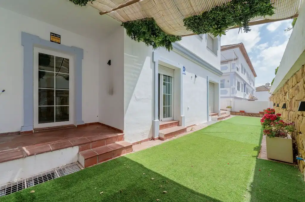 Vista exterior de Dúplex en venta en Marbella con Calefacción, Terraza y Piscina comunitaria