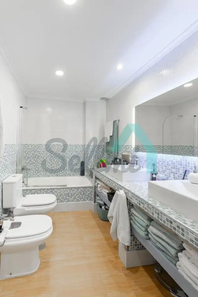 Badezimmer von Einfamilien-Reihenhaus zum Verkauf in Vegadeo mit Heizung, Privatgarten und Terrasse