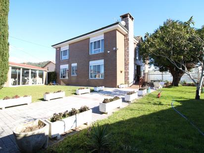 Vista exterior de Casa o xalet en venda en Medio Cudeyo amb Piscina