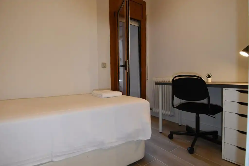 Dormitori de Pis de lloguer en Girona amb Aire condicionat, Calefacció i Terrassa