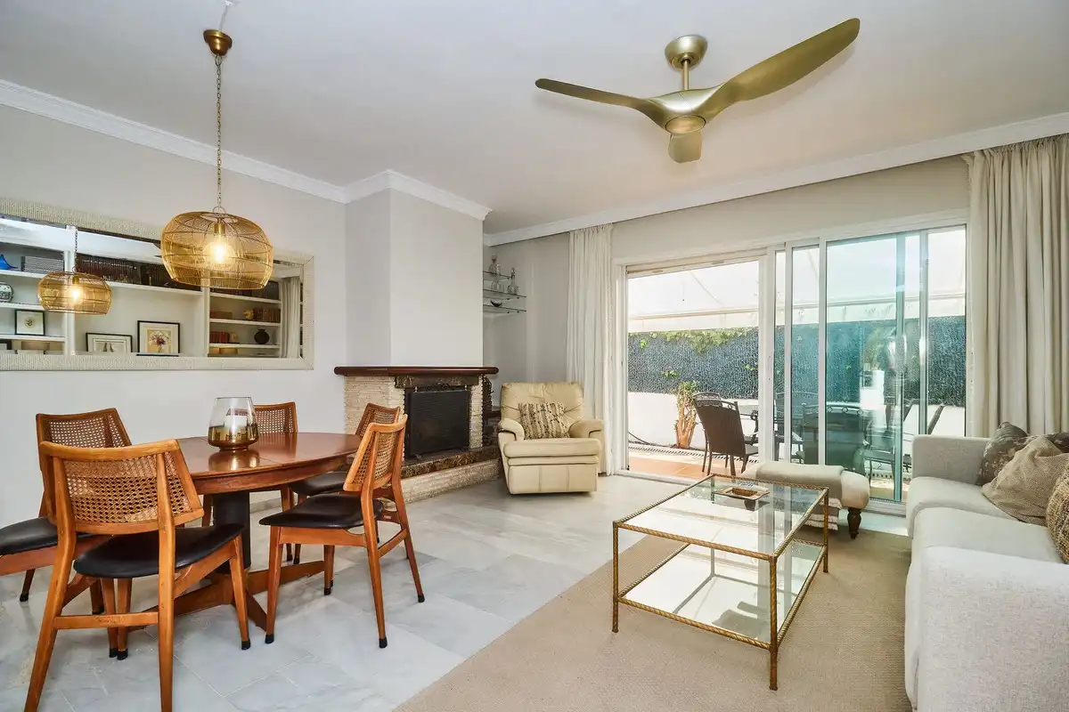 Sala de estar de Casa adosada en venta en Marbella con Aire acondicionado, Jardín privado y Terraza