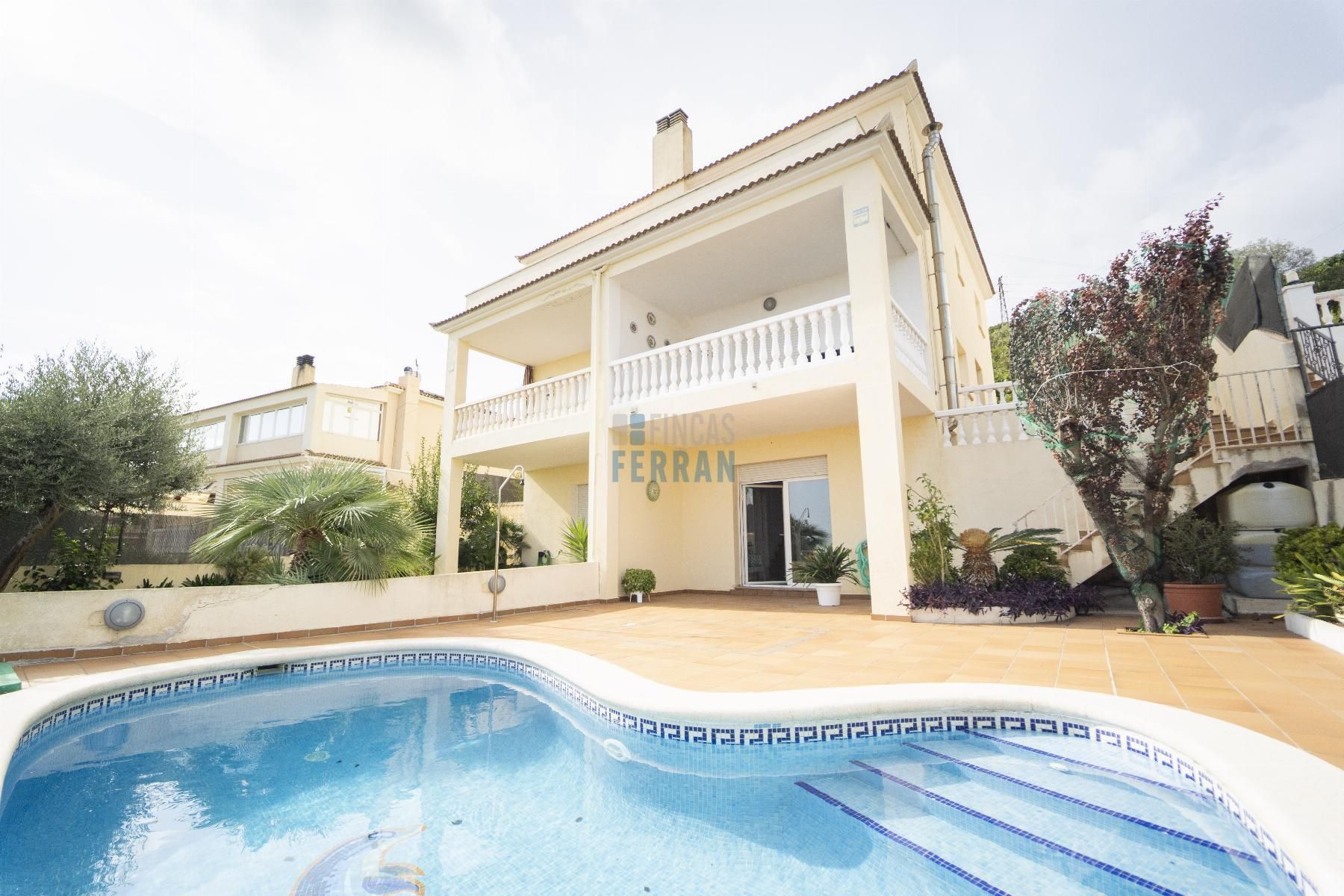 Exterior view of Single-family semi-detached for sale in El Vendrell  with Heating, Terrace and Storage room