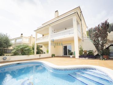 Casa aparellada amb piscina en venda a Els Masos - Els Garrofers