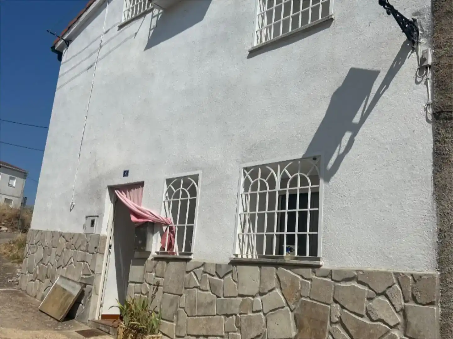 Vista exterior de Pis en venda en La Toba amb Moblat i Balcó