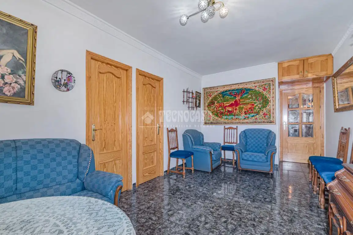 Sala d'estar de Pis en venda en Granada amb Balcó
