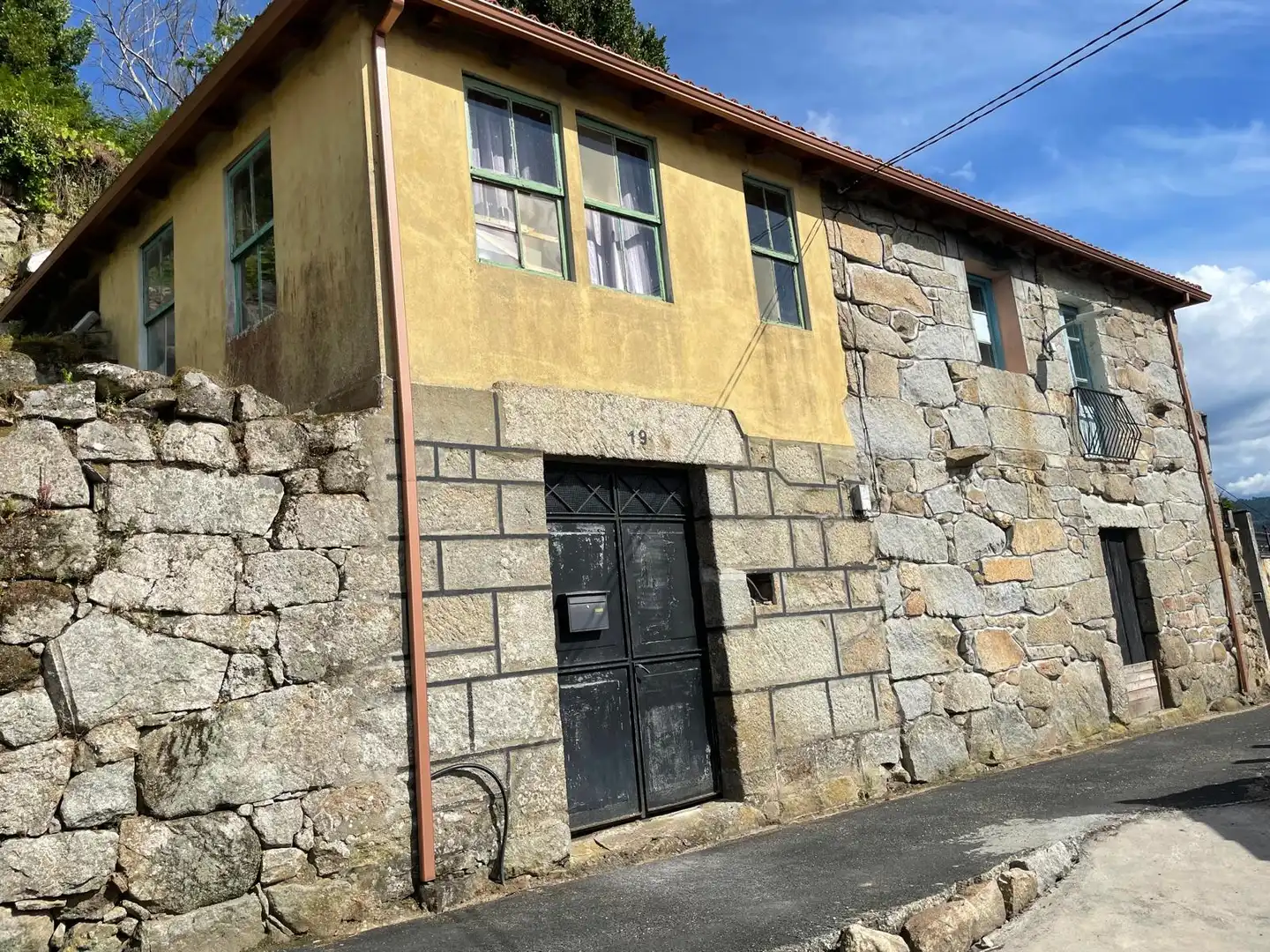 Vista exterior de Finca rústica en venda en A Arnoia amb Traster, Moblat i Balcó