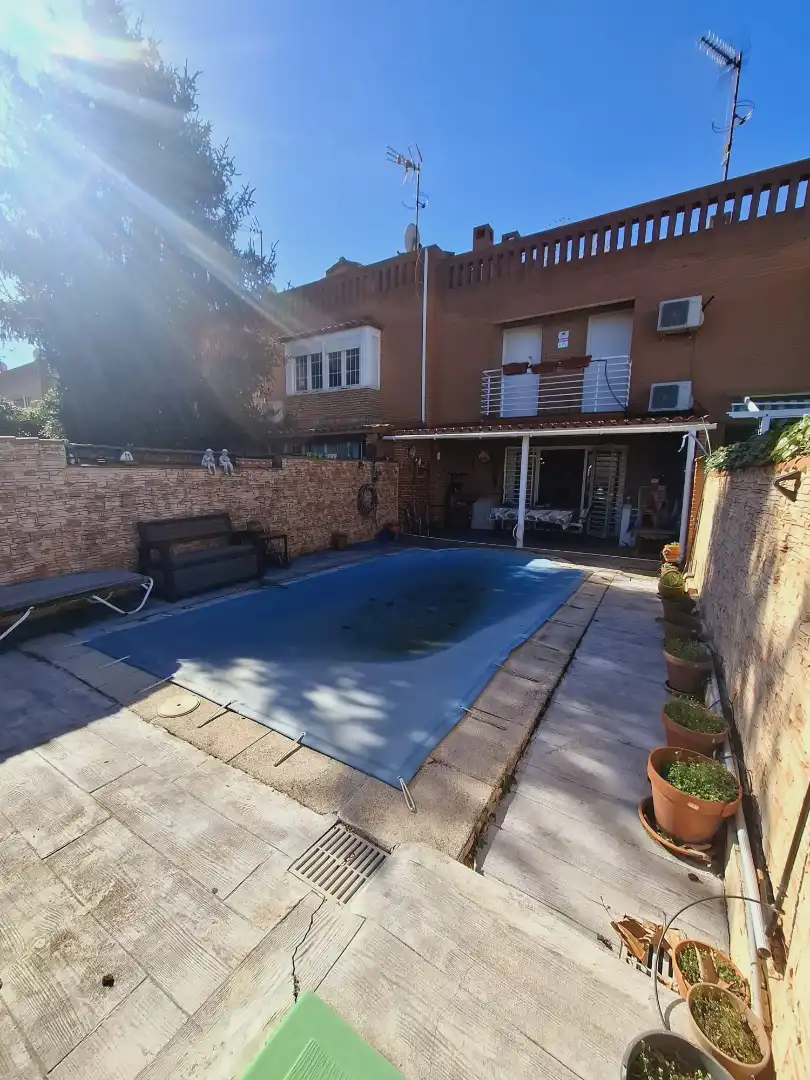 Piscina de Casa adosada en venta en Villaviciosa de Odón con Aire acondicionado, Calefacción y Jardín privado