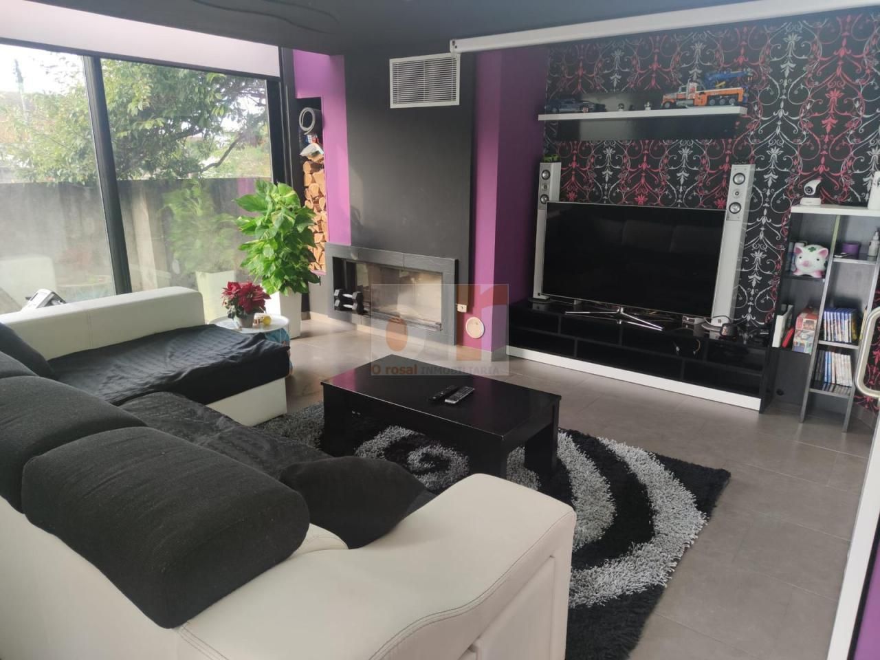 Sala d'estar de Casa o xalet en venda en Cangas  amb Calefacció, Jardí privat i Terrassa