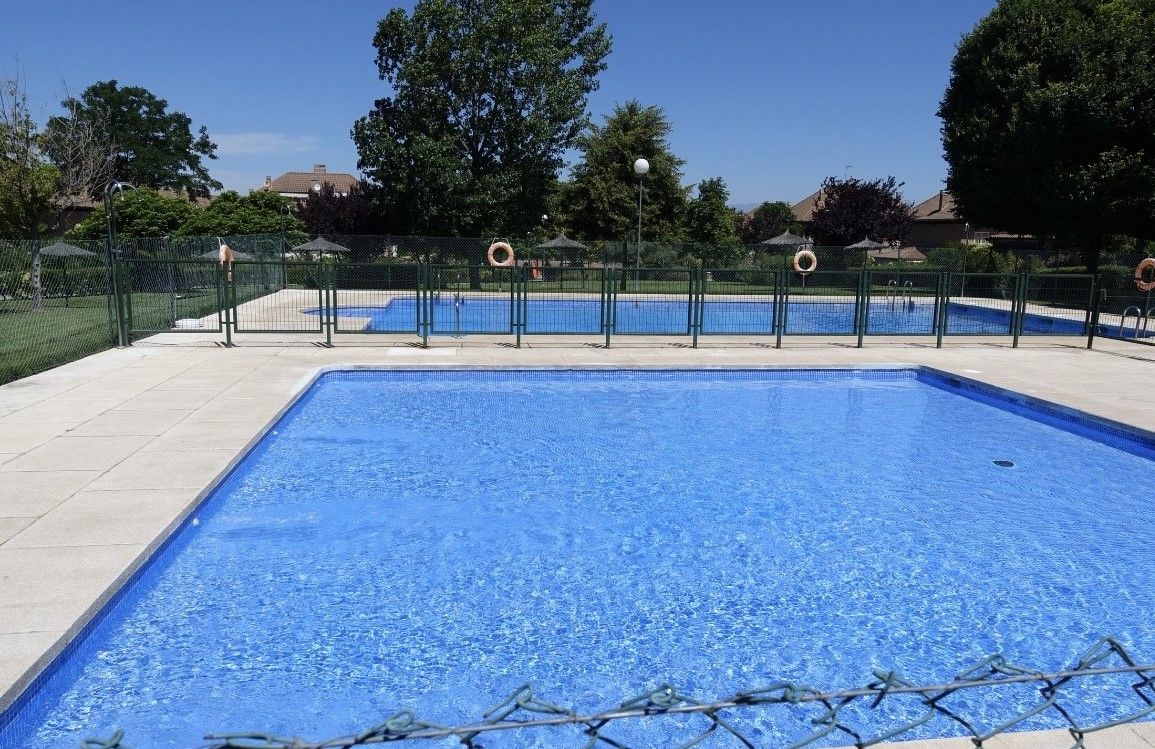 Swimming pool of Single-family semi-detached for sale in Majadahonda  with Air Conditioner, Private garden and Parquet flooring