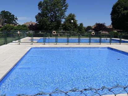 Swimming pool of Single-family semi-detached for sale in Majadahonda  with Air Conditioner and Terrace