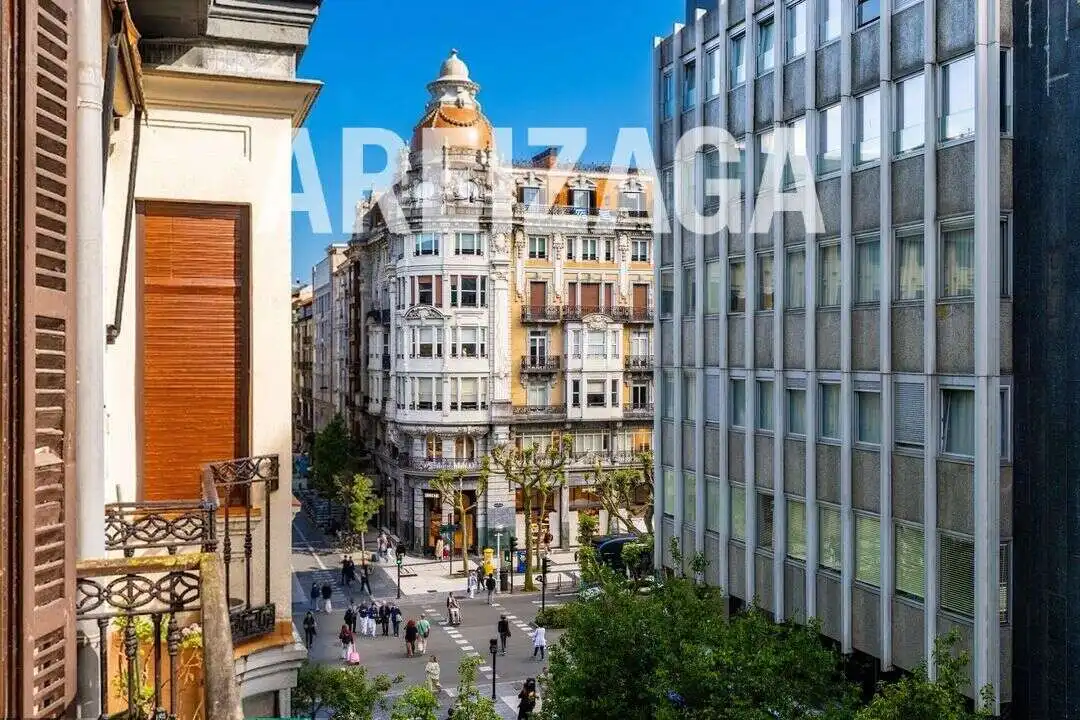 Vista exterior de Pis en venda en Donostia - San Sebastián  amb Calefacció i Balcó