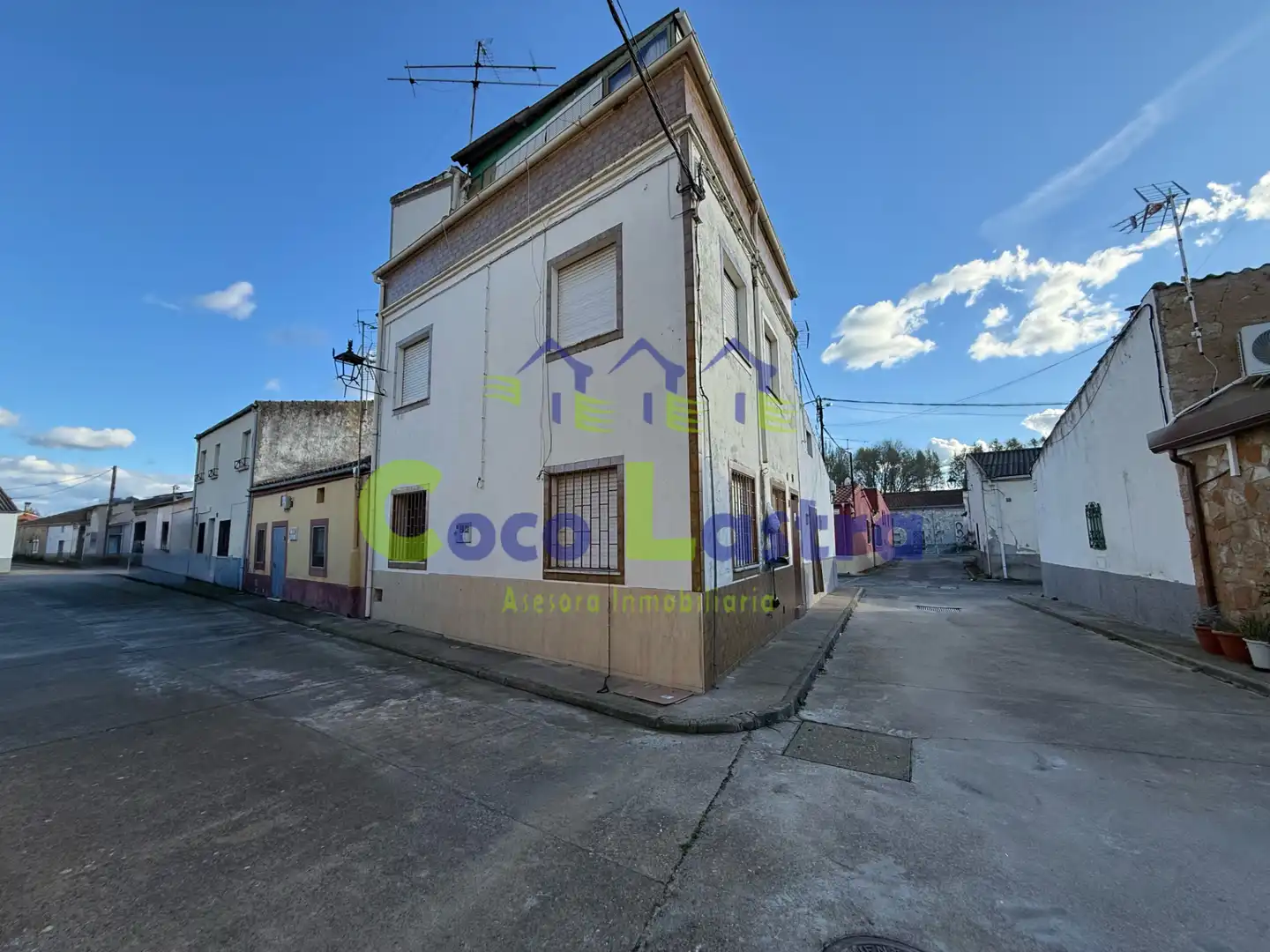 Außenansicht von Einfamilien-Reihenhaus zum Verkauf in Ciudad Rodrigo mit Terrasse
