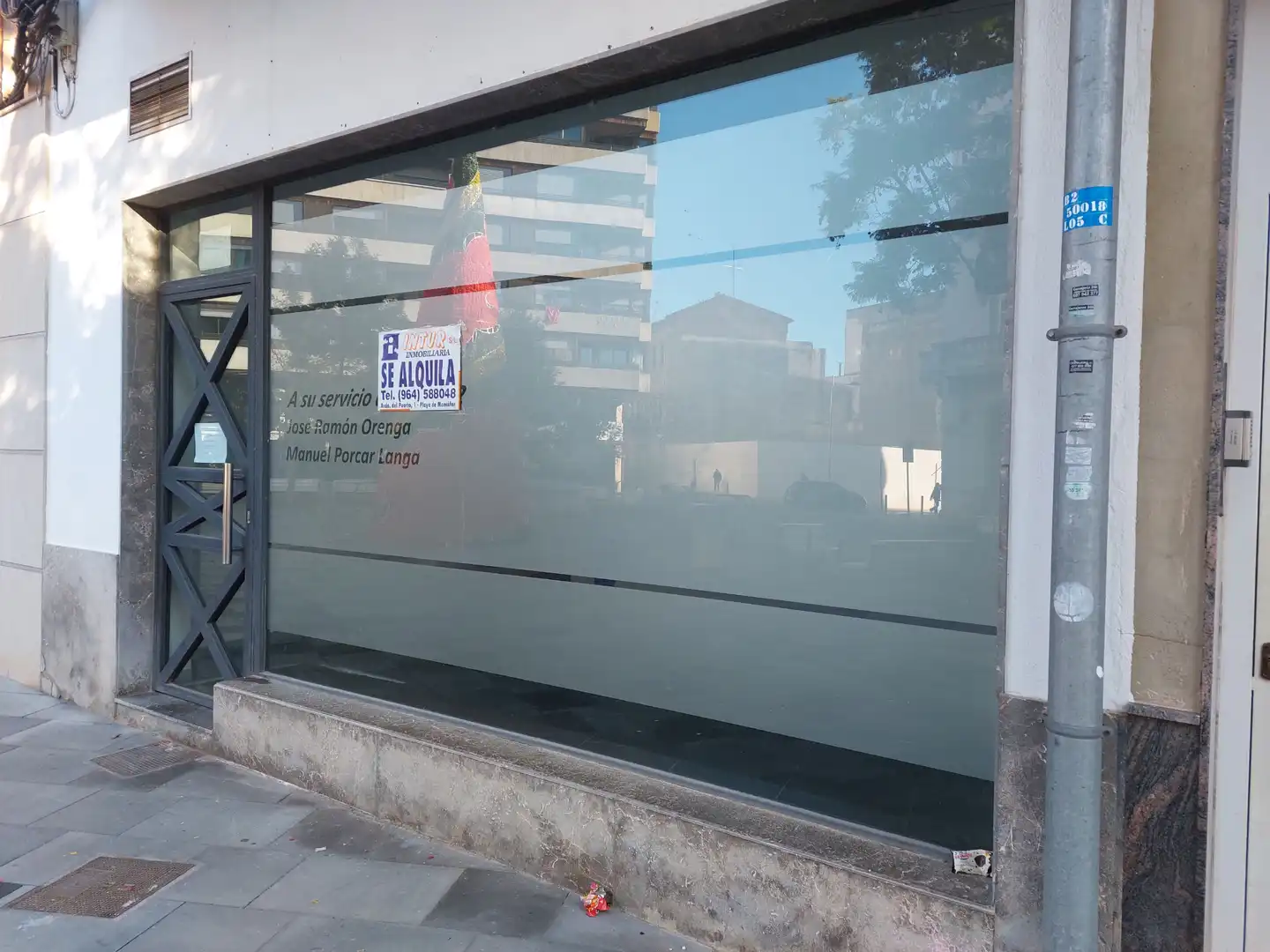 Local comercial en venda a Calle Regimiento Tetuan 3