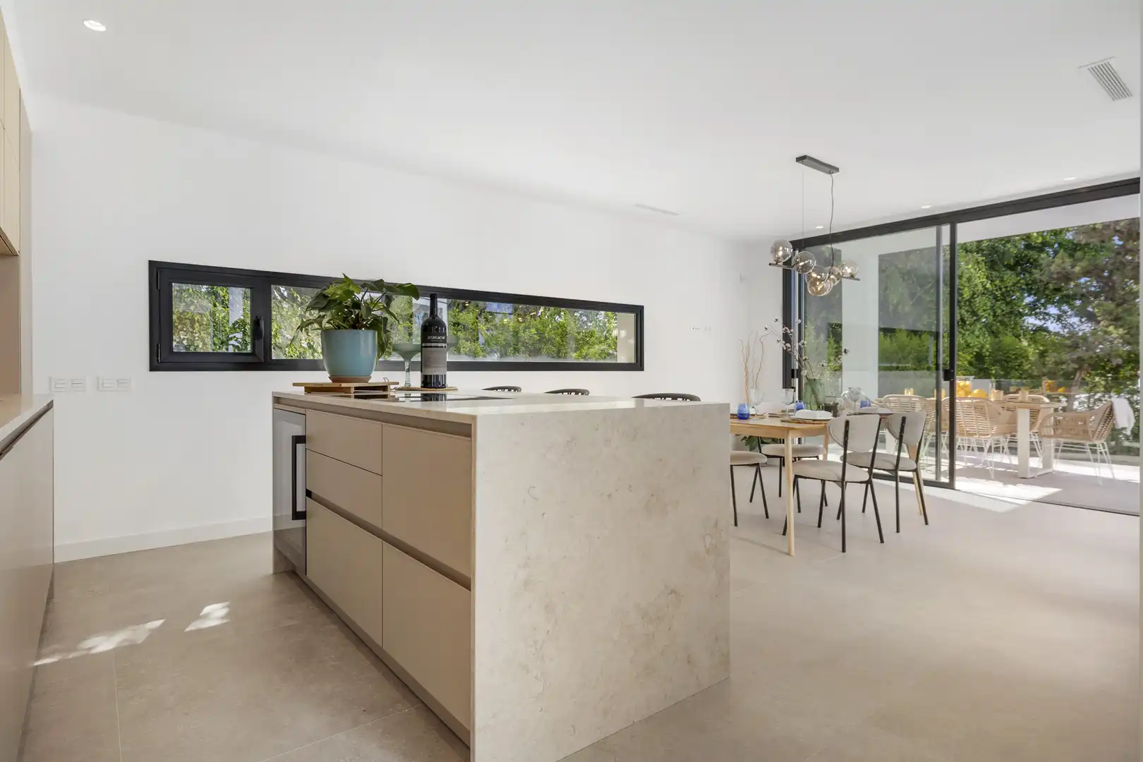 Cuina de Casa o xalet en venda en Marbella amb Aire condicionat, Jardí privat i Terrassa