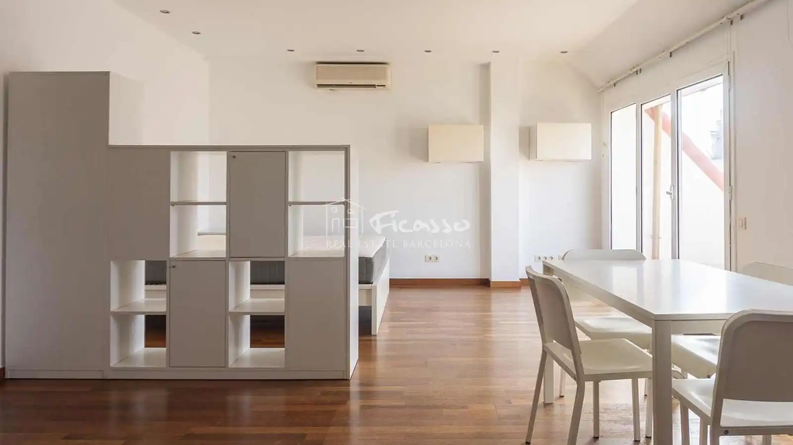 Attic for rent in Barcelona  with Air Conditioner, Heating and Parquet flooring