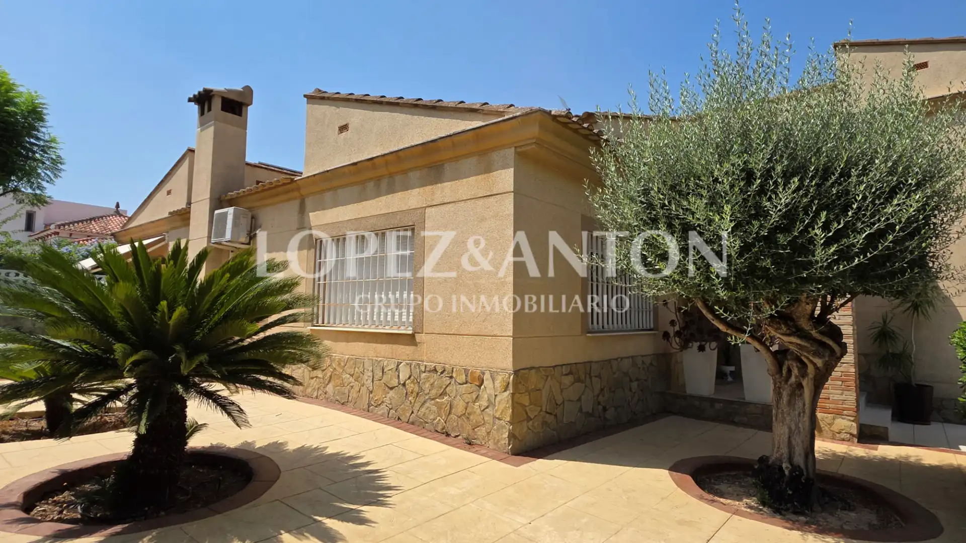 Vista exterior de Casa o xalet en venda en L'Eliana amb Aire condicionat, Calefacció i Jardí privat