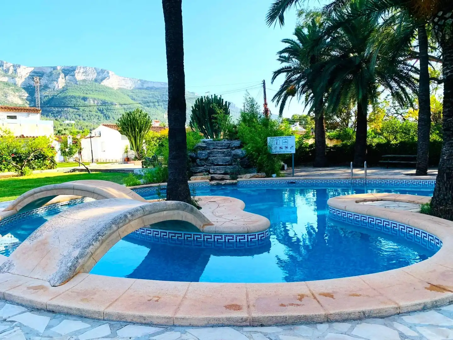 Schwimmbecken von Einfamilien-Reihenhaus zum Verkauf in Dénia mit Klimaanlage, Privatgarten und Terrasse